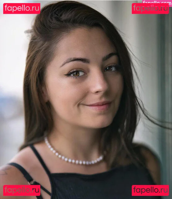 Roxane ASMR Onlyfans Photo Gallery 