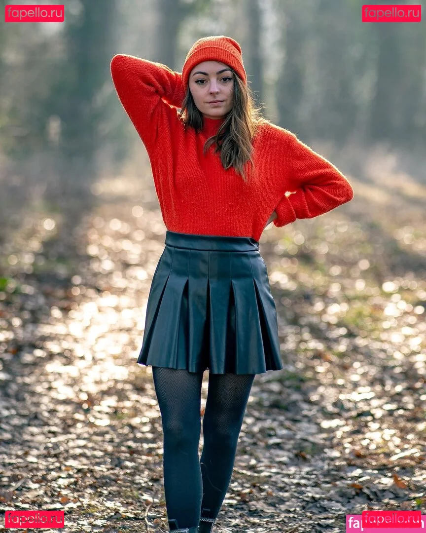 Roxane ASMR Onlyfans Photo Gallery 