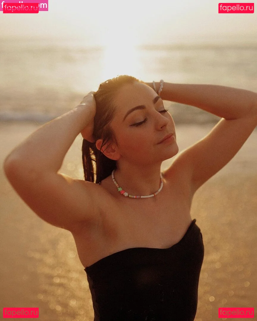 Roxane ASMR Onlyfans Photo Gallery 