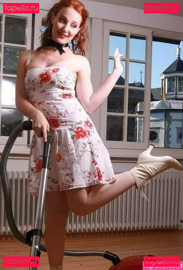 Simone Simons Onlyfans Photo Gallery 