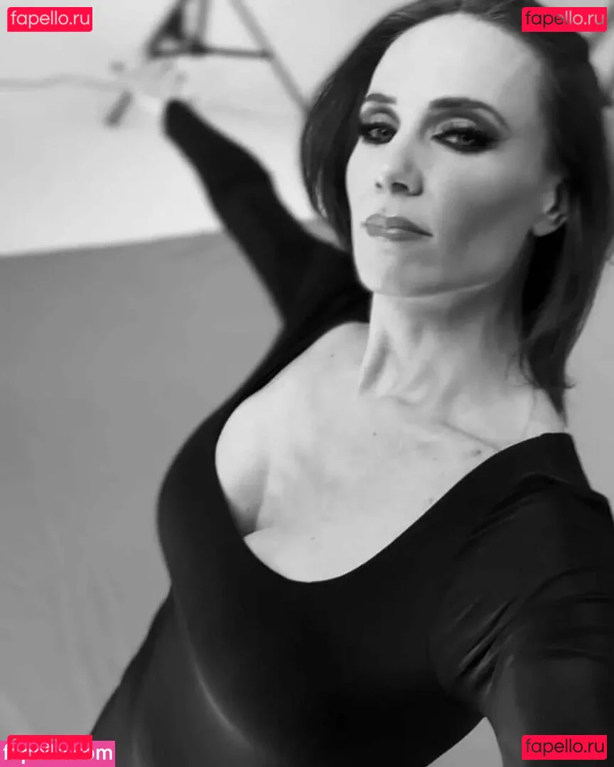 Simone Simons Onlyfans Photo Gallery 