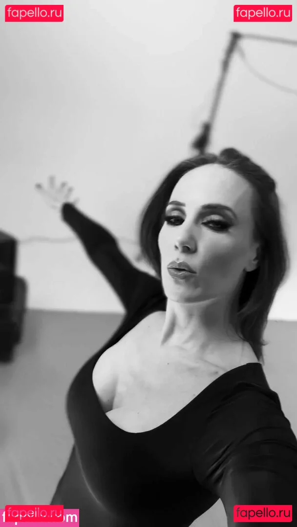 Simone Simons Onlyfans Photo Gallery 
