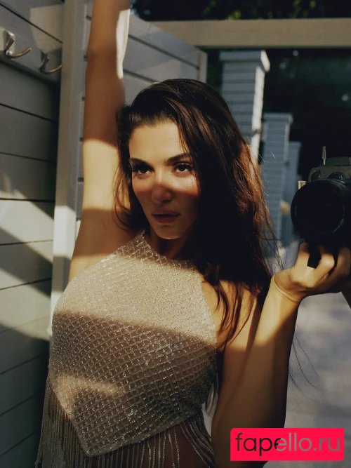 Hande Ercel Onlyfans Photo Gallery 