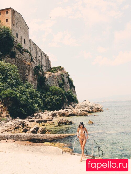 Hande Ercel Onlyfans Photo Gallery 