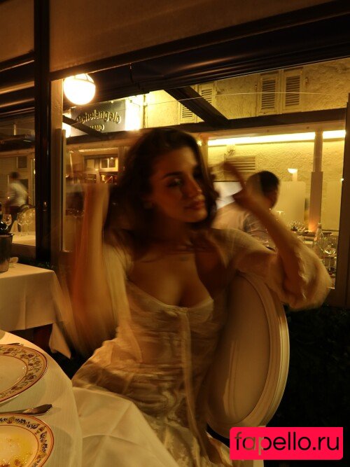 Hande Ercel Onlyfans Photo Gallery 