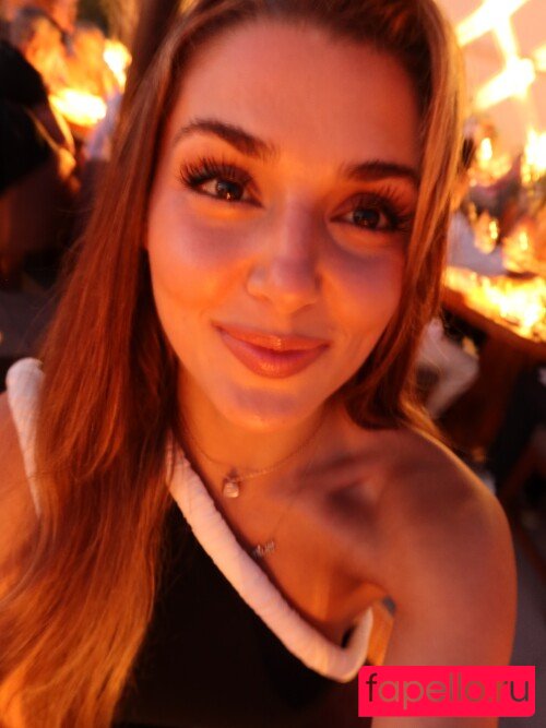 Hande Ercel Onlyfans Photo Gallery 