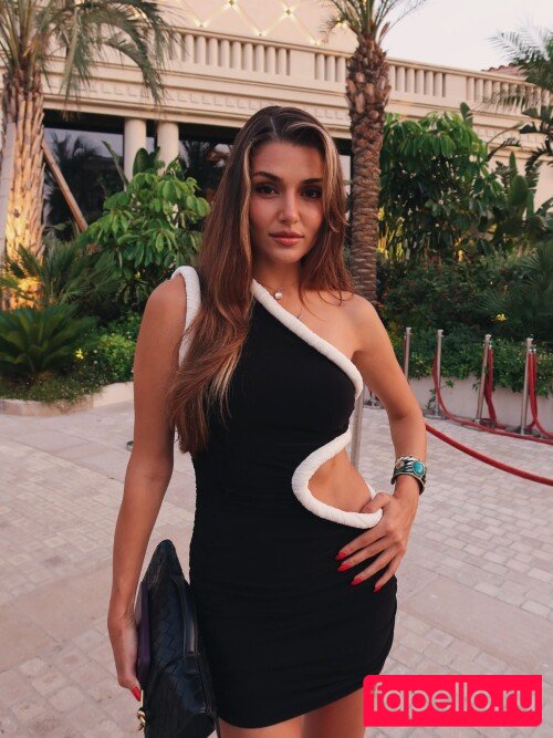 Hande Ercel Onlyfans Photo Gallery 