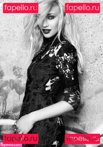 Sarah Gadon Onlyfans Photo Gallery 