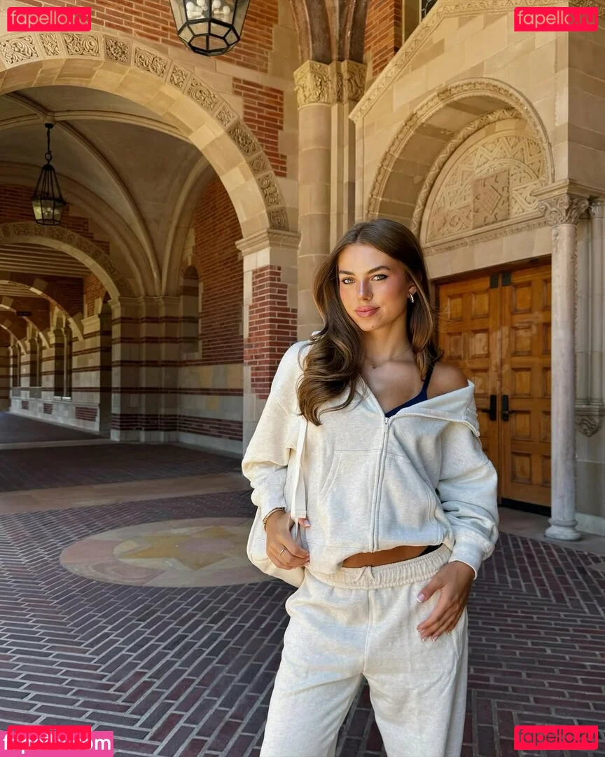 Caitlin Carmichael Onlyfans Photo Gallery 