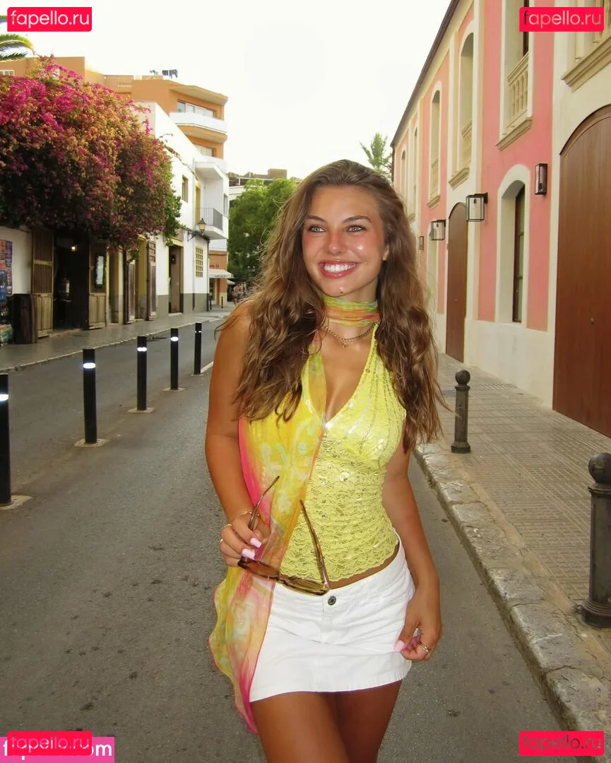 Caitlin Carmichael Onlyfans Photo Gallery 