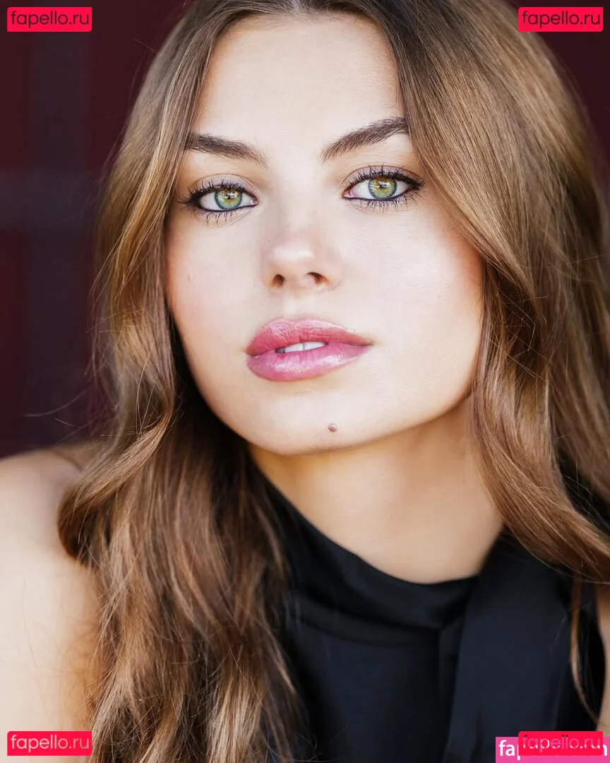 Caitlin Carmichael Onlyfans Photo Gallery 