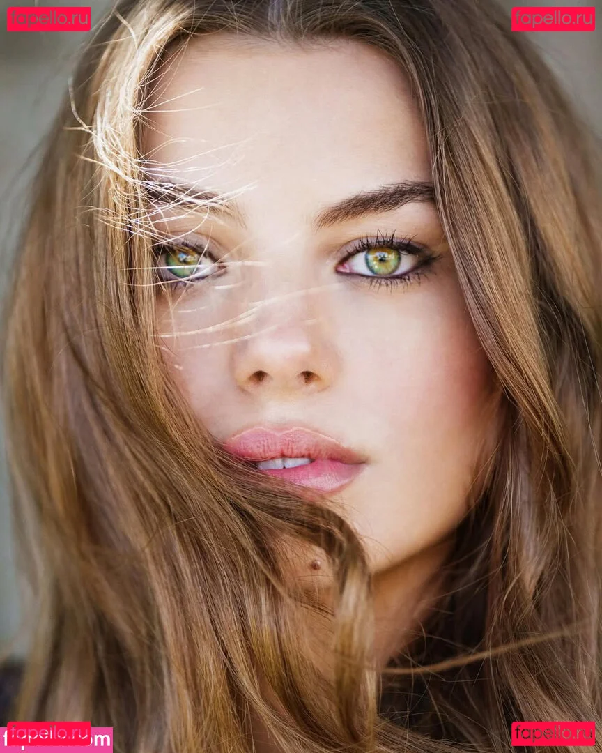 Caitlin Carmichael Onlyfans Photo Gallery 