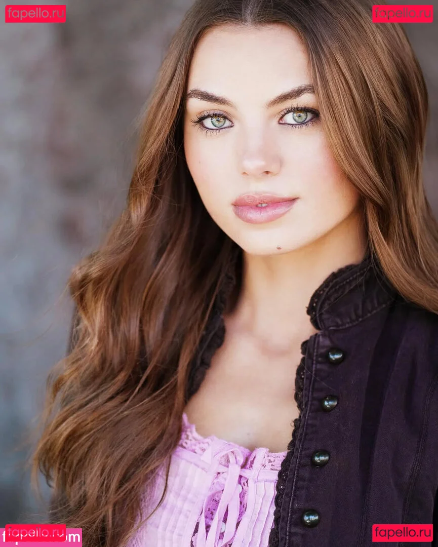 Caitlin Carmichael Onlyfans Photo Gallery 