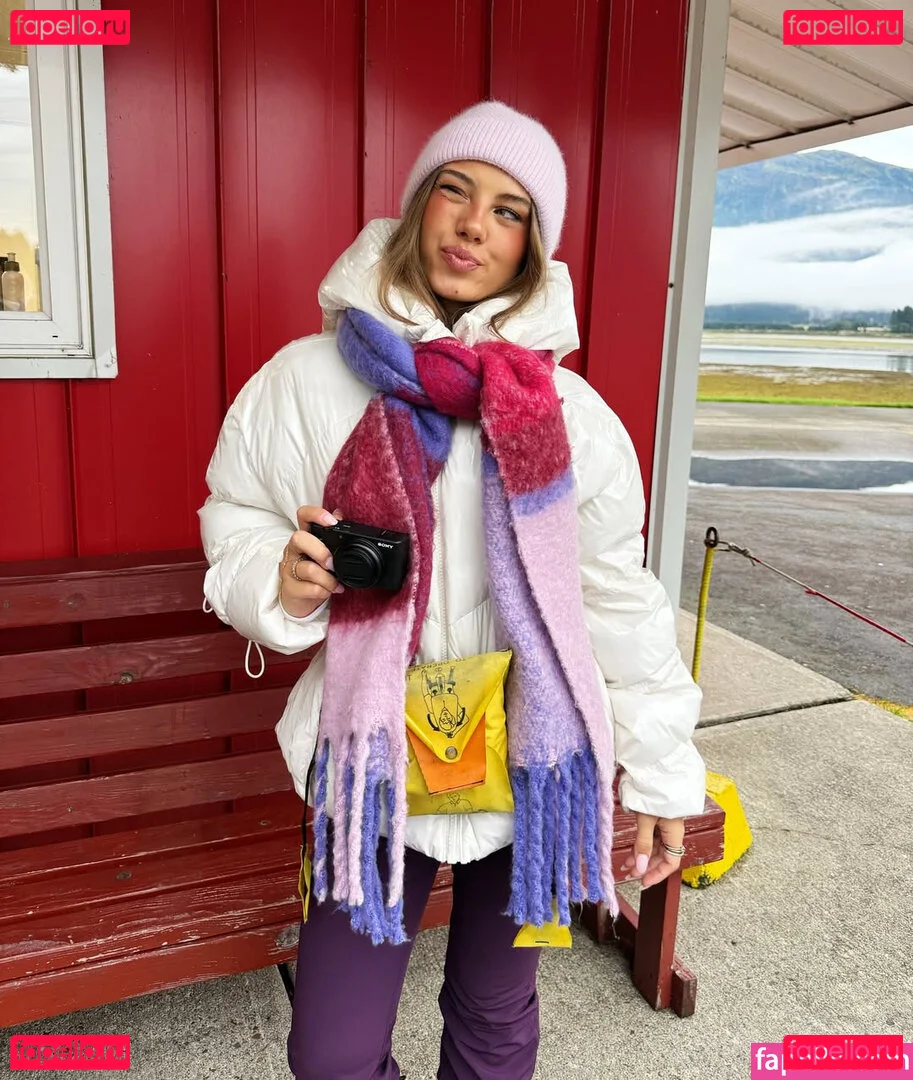 Caitlin Carmichael Onlyfans Photo Gallery 