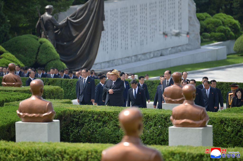RespectedComrade Kim Jong Un visits Revolutionary Martyrs Cemetery on Mt Taesong - Image 4
