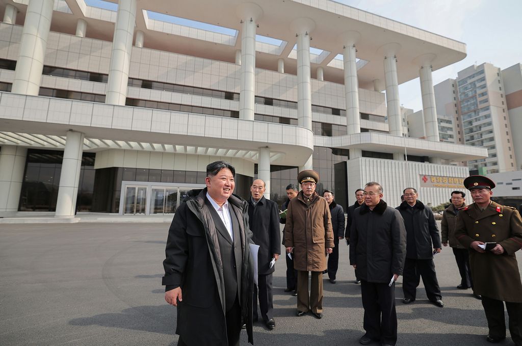Respected Comrade Kim Jong Un Visits Completed Pyongyang General Hospital - Image 2