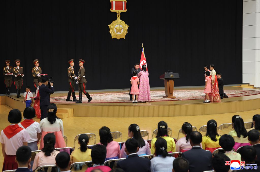 RespectedComrade Kim Jong Un meets bereaved families of martyrs who performed distinguished feats in overseas military operations and has photo session with them - Image 15