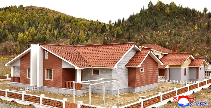 New houses built at Taedok Farm of Unhung County - Image 4