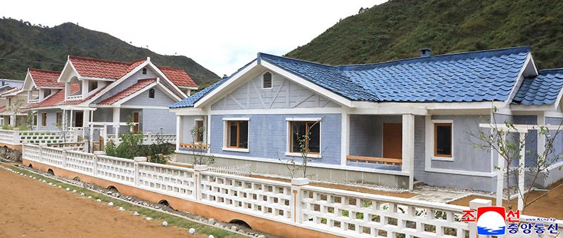 Farmers in Tongsin move into new houses