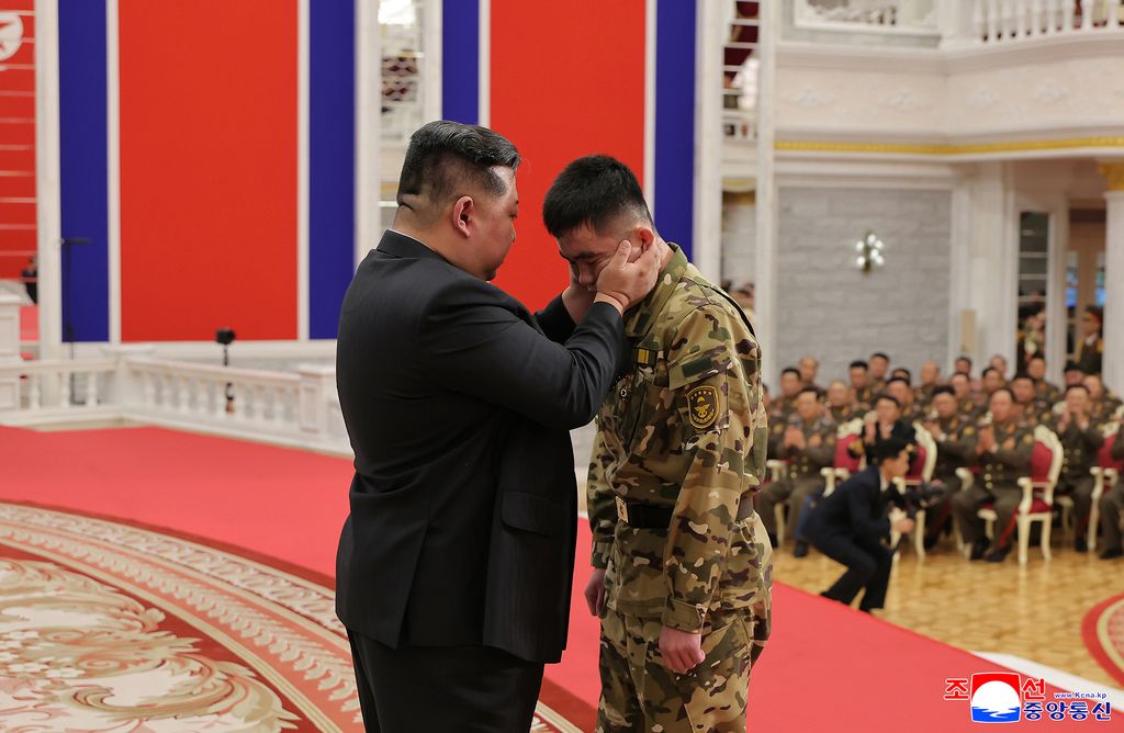 Highest glory to representatives of great honour of DPRK, admirable sonsCeremony of awarding state commendations to commanding officers and combatants of KPA overseas operation units takes place - Image 18