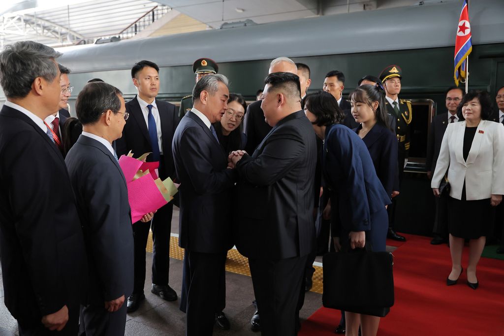 Respected Comrade Kim Jong Un Arrives in Beijing