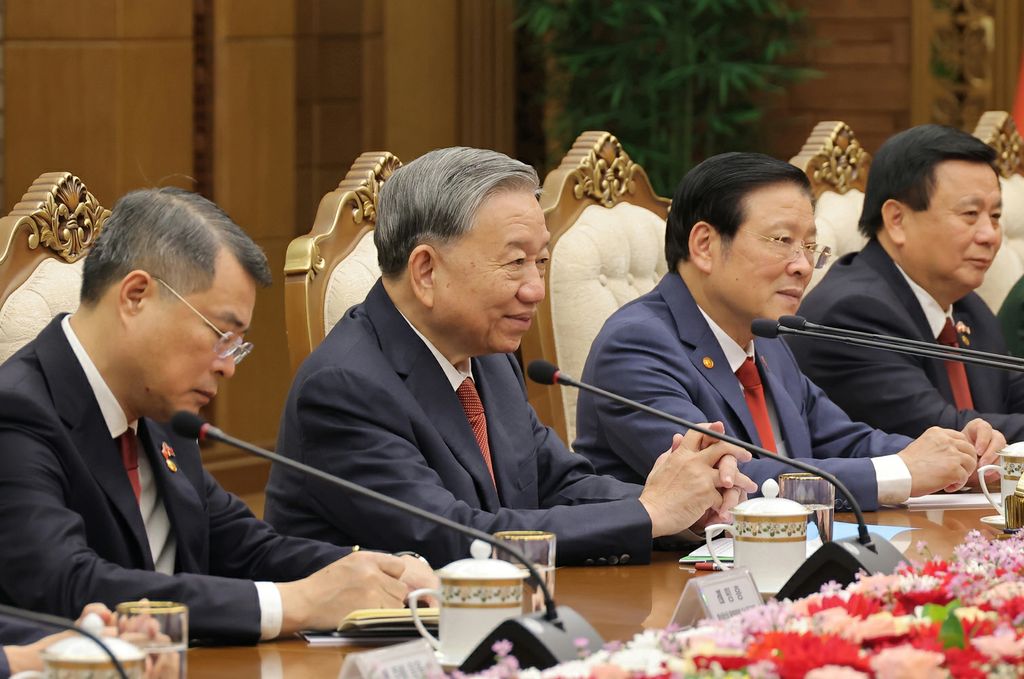 Respected Comrade Kim Jong Un Has Talks with General Secretary of Central Committee of Communist Party of Vietnam