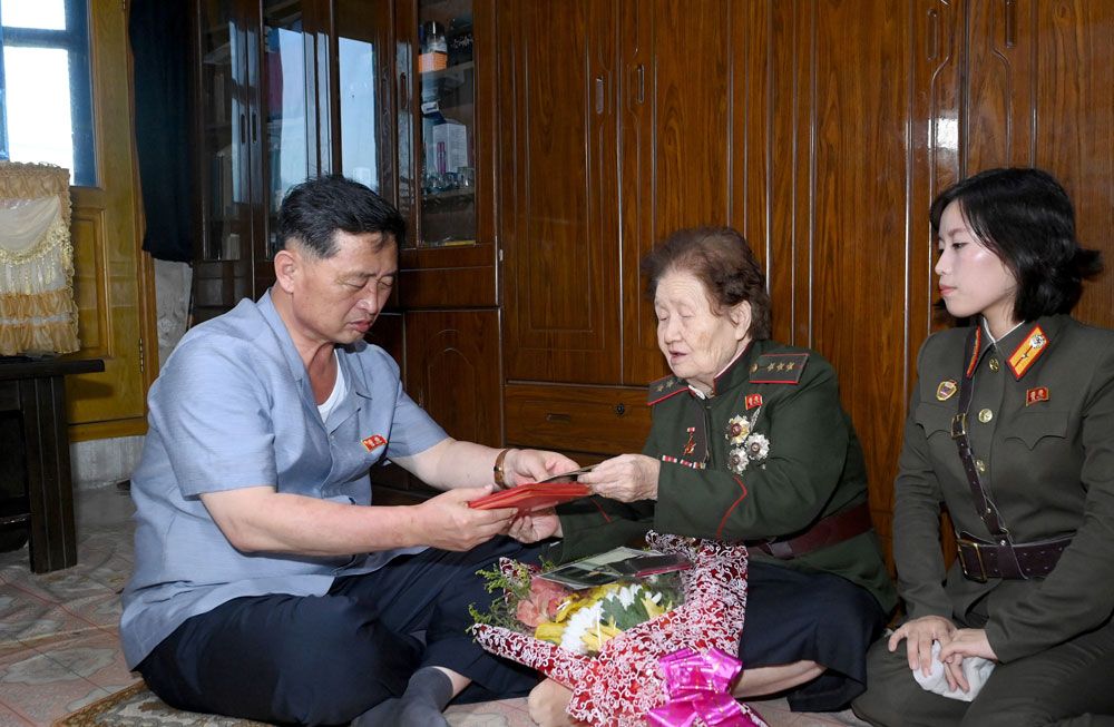 Senior Officials of DPRK Visit Families of War Veterans - Image 9