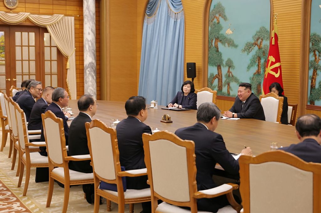 Respected Comrade Kim Jong Un Meets Premier of State Council of People’s Republic of China - Image 3