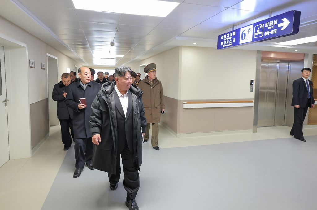 Respected Comrade Kim Jong Un Visits Completed Pyongyang General Hospital - Image 23
