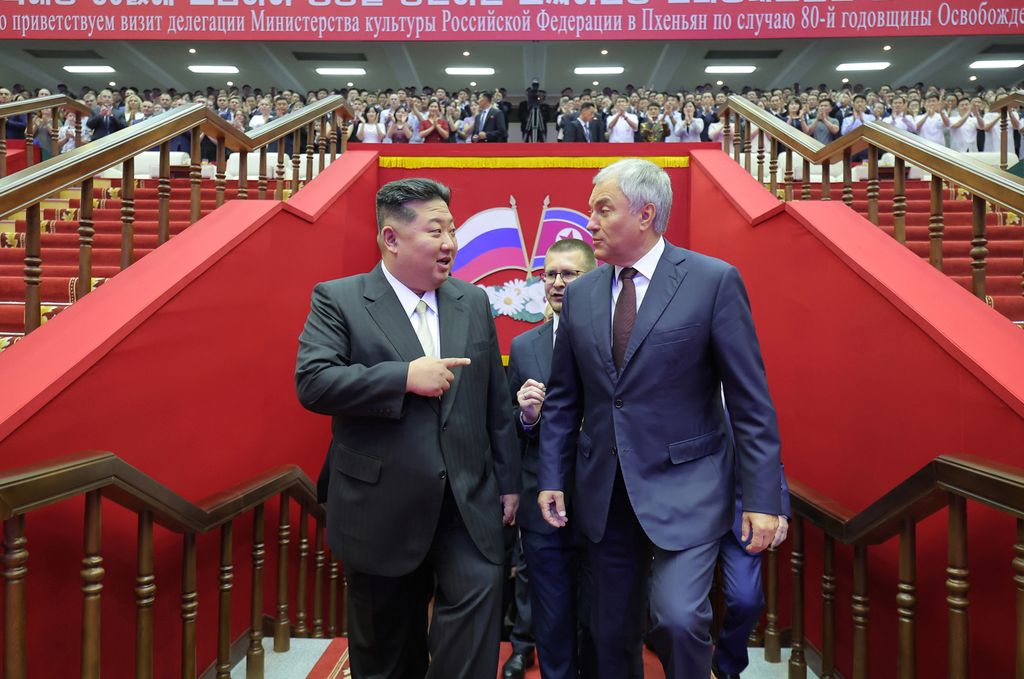 Russian Artistes Give Art Performance - Image 4