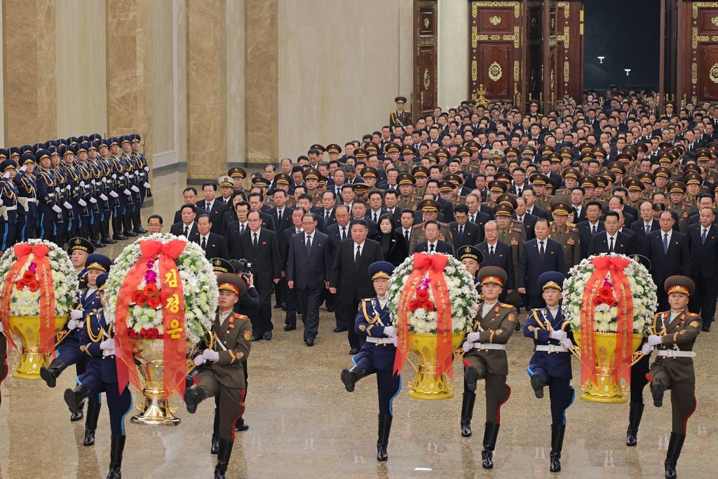 Respected Comrade Kim Jong Un Visits Kumsusan Palace of Sun - Image 2