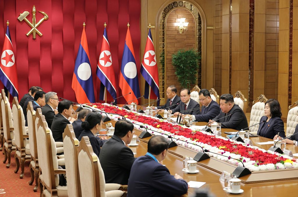 Respected Comrade Kim Jong Un Has Talks with Lao President - Image 5