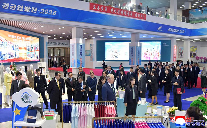 Resident foreign diplomats visit light industrial goods exhibition - Image 2