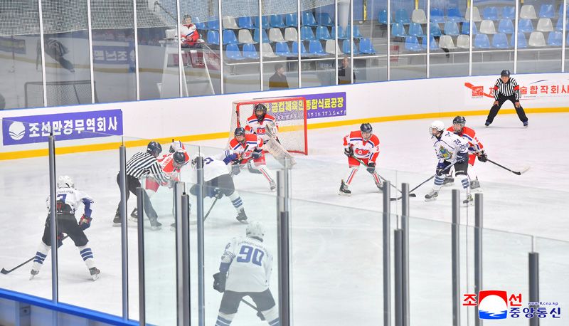 Friendly match held between ice hockey teams of DPRK and Russia