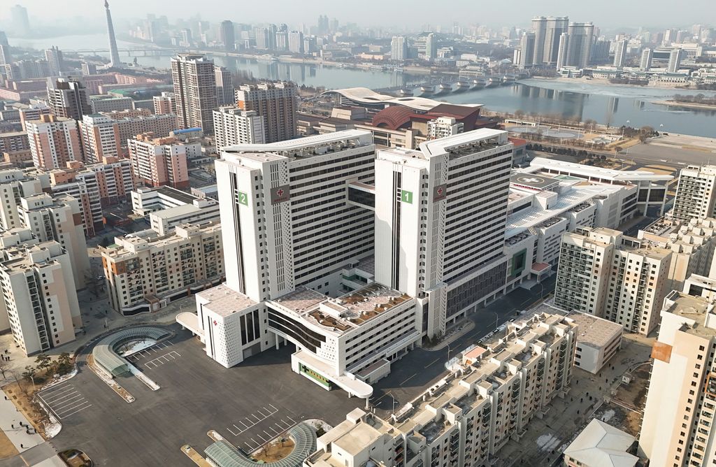 Respected Comrade Kim Jong Un Visits Completed Pyongyang General Hospital - Image 7