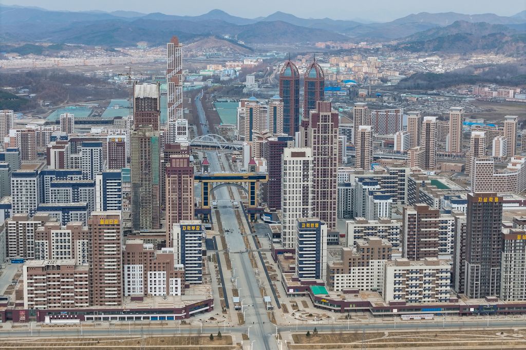 Respected Comrade Kim Jong Un Visits Construction Site of 10 000 Flats at Third Stage in Hwasong Area Nearing Completion - Image 16