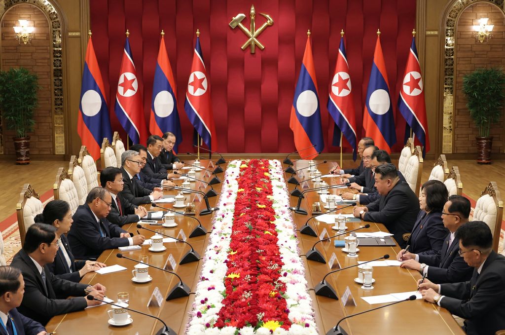 Respected Comrade Kim Jong Un Has Talks with Lao President - Image 2