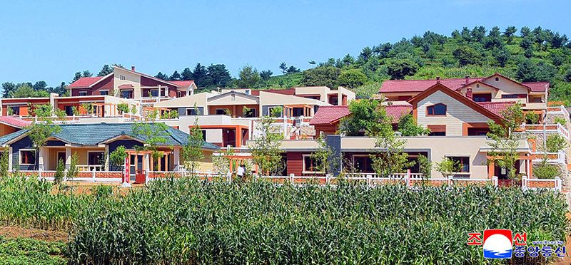 Farmers move into new houses in Sonchon
