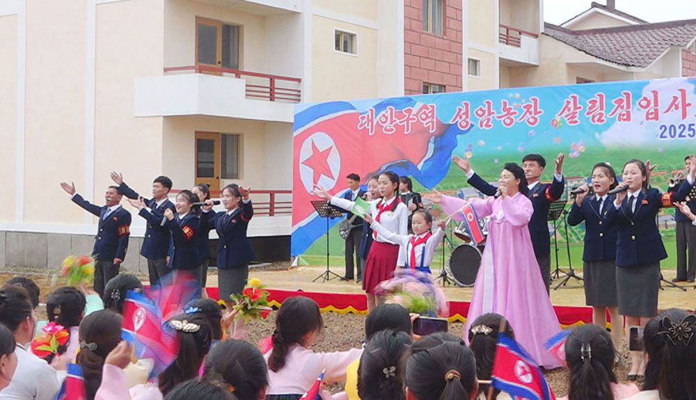 Farmers of Songam Farm in Nampho Municipality Move into New Houses - Image 7