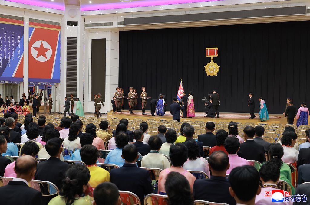 RespectedComrade Kim Jong Un meets bereaved families of martyrs who performed distinguished feats in overseas military operations and has photo session with them - Image 9