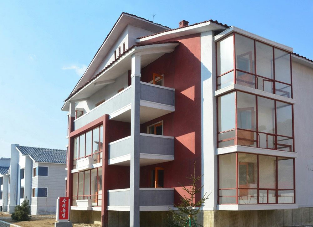 Farmers in DPRK Move into New Houses