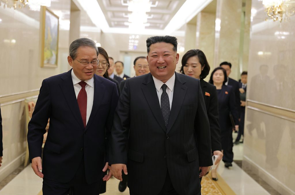 Respected Comrade Kim Jong Un Meets Premier of State Council of People’s Republic of China - Image 3