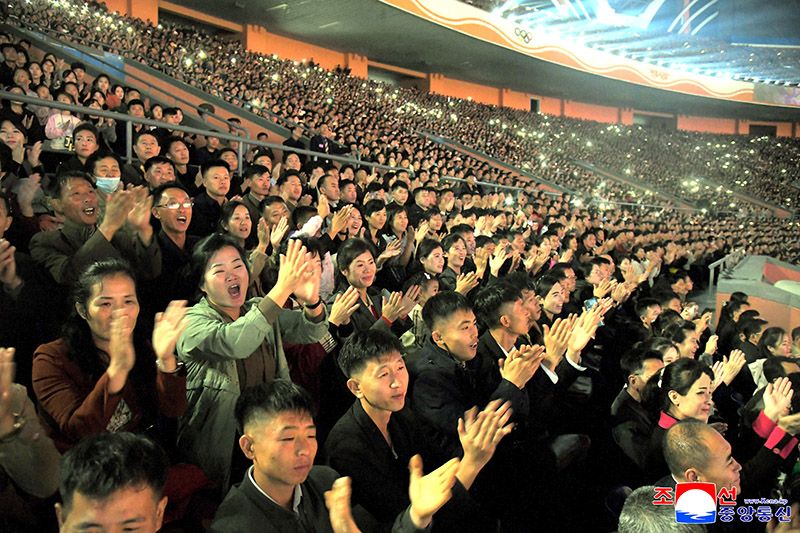 Grand chorus resounding through sky in October - Image 4