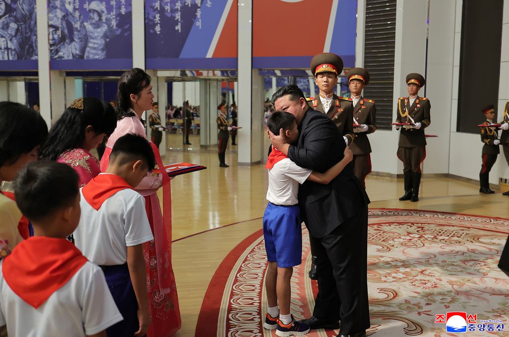RespectedComrade Kim Jong Un meets bereaved families of martyrs who performed distinguished feats in overseas military operations and has photo session with them - Image 10