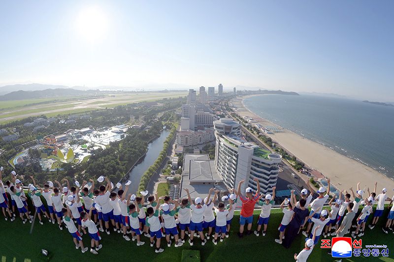 Students of revolutionary schools spend enjoyable days in Wonsan Kalma Coastal Tourist Area - Image 31