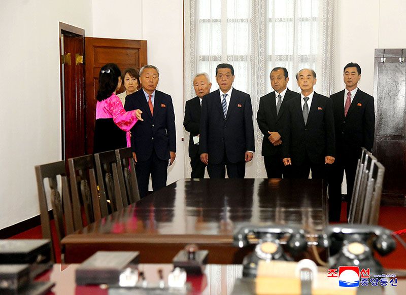 Congratulatory group of Koreans in Japan visits Mangyongdae - Image 5