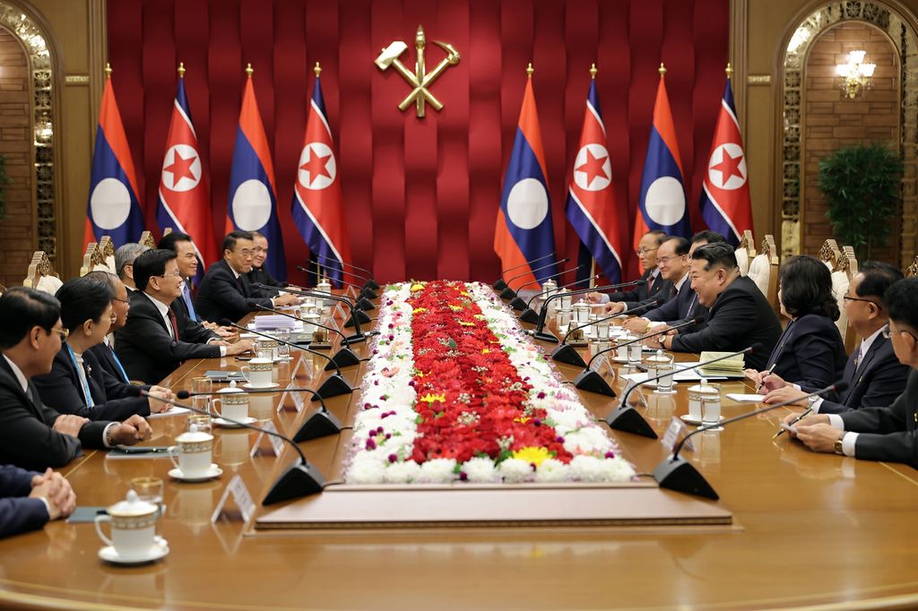 Respected Comrade Kim Jong Un Has Talks with Lao President