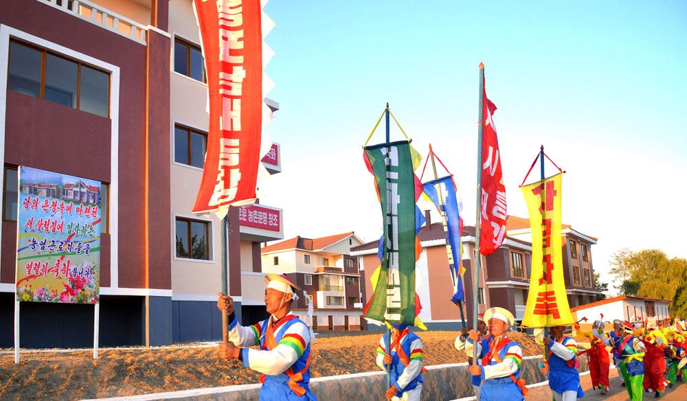 Farmers of Nongpho Vegetable Farm in Chongjin City Move into New Houses - Image 6