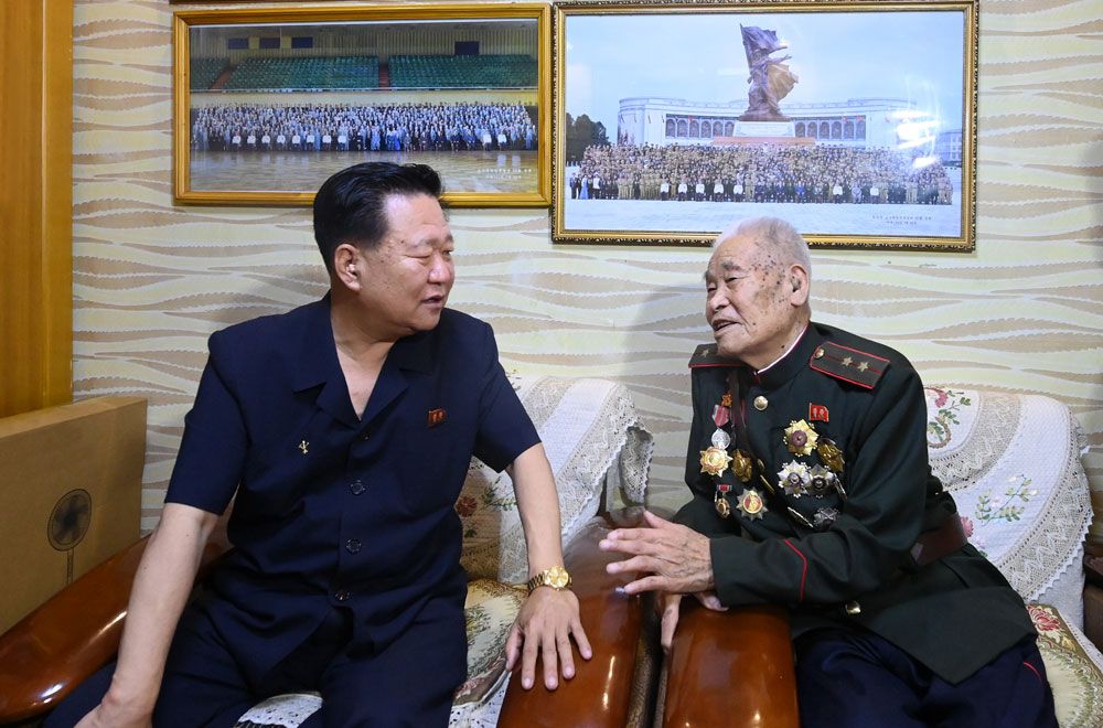 Senior Officials of DPRK Visit Families of War Veterans - Image 3