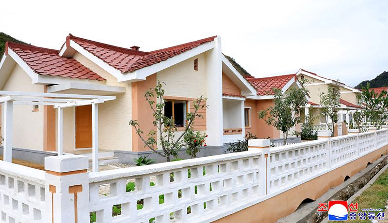 Farmers in Tongsin move into new houses - Image 5